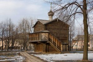 Église russe ancienne en bois
