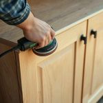 Quelle méthode choisir pour décaper un meuble : sablage ou décapage chimique ?
