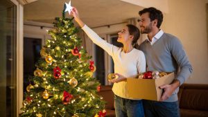 Décorer le sapin de Noël en famille