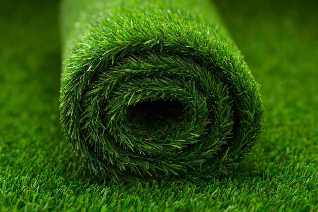 Gazon synthétique : comment l'utiliser dans votre jardin ou balcon