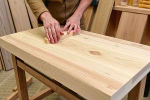 Sabler et poncer une table en bois