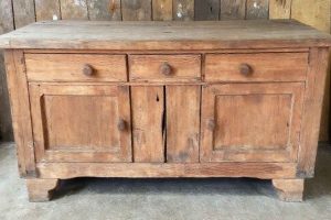 Comment sabler un meuble ancien en bois