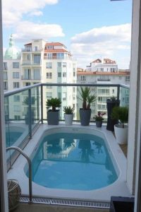 Mini-piscine compacte installée sur un balcon ou une terrasse avec vue urbaine