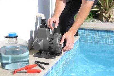 Pompe à eau de piscine : comment l'amorcer et l'entretenir