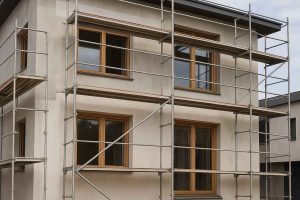 Rénovation de maison avec des fenêtres en bois