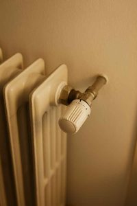 Robinet thermostatique sur radiateur en fonte ou ancien