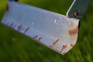 outils nécessaires pour un affûtage de lame de tondeuse à gazon