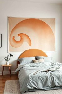 Une tête de lit encadrée comme un tableau