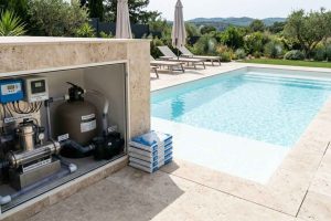 Installation d'un système d'électrolyse au sel pour piscine écologique
