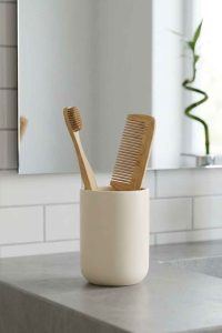 Passez au zéro déchet dans votre salle de bain avec la brosse à dents en bambou. Découvrez notre guide complet pour éliminer le plastique