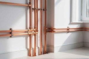 Installation de plomberie en cuivre dans une maison moderne, mettant en avant la durabilité et la qualité des matériaux écologiques