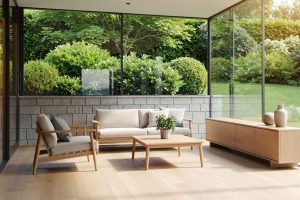 Intérieur d'une véranda avec muret de soubassement et décoration scandinave