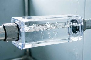 Zoom sur une cellule d'électrolyseur au sel installée sur la tuyauterie d'une piscine. Apprenez le bon ordre de montage hydraulique