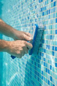 Le brossage régulier du revêtement évite l'accumulation d'algues et de bactéries dans la piscine