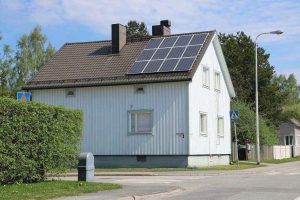 Une maison équipée de panneaux solaires