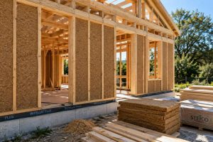 Chantier d'une maison en ossature bois avec isolants biosourcés écologiques